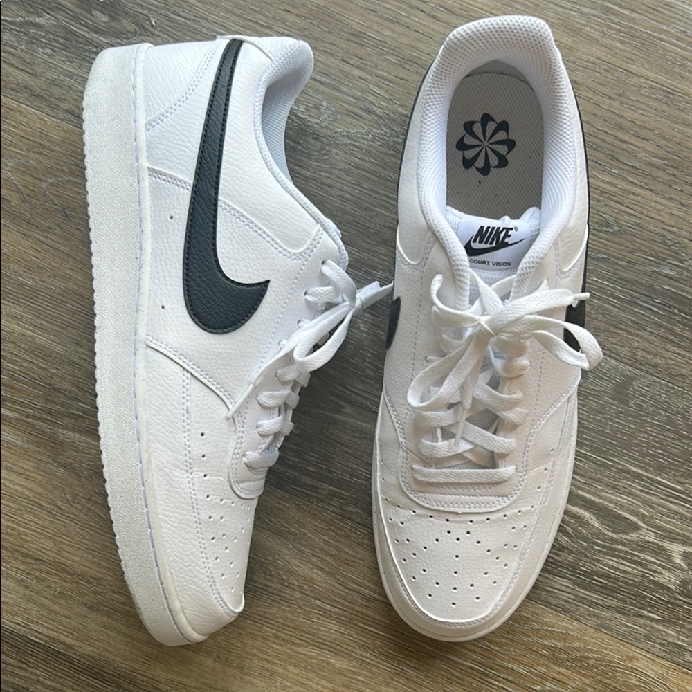 Nike White and Black Sneakers